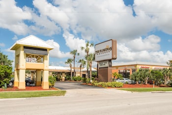 Front of property at Floridian Express Hotel