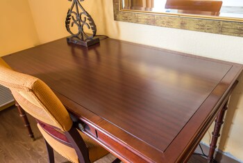 Dining experience in room at Floridian Express Hotel