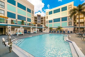 Pool amenities at Sonesta ES Suites Orlando - International Drive