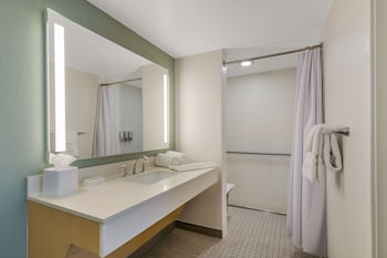 Combined shower/tub, free toiletries, hair dryer, towels at Sonesta ES Suites Orlando - International Drive