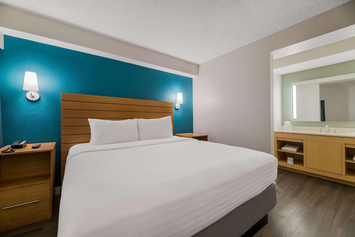 1 bedroom, Egyptian cotton sheets, premium bedding, pillowtop beds