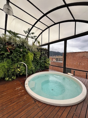 Indoor spa tub