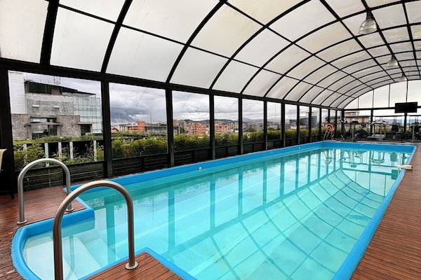 Kolam renang tertutup