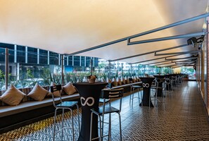 2 restaurants; breakfast, lunch, dinner, and brunch served