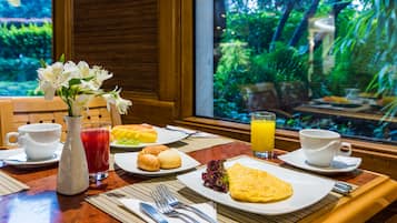 Free daily buffet breakfast