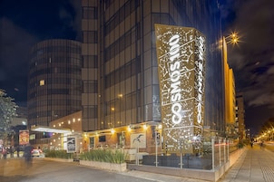 Un hotel moderno con un letrero llamativo que muestra el nombre 'ONSOM'.
