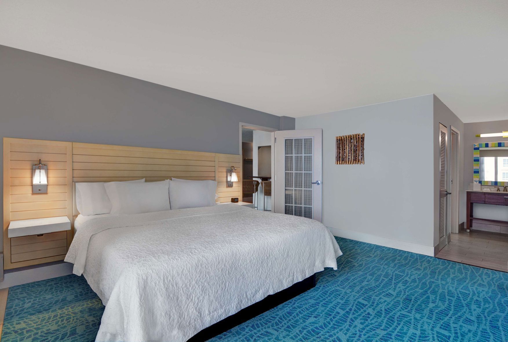 أغطية فراش متميزة وخزنة داخل الغرفة وملاءات أسرّة