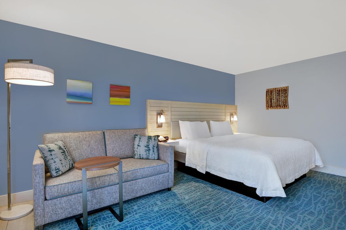 أغطية فراش متميزة وخزنة داخل الغرفة وملاءات أسرّة