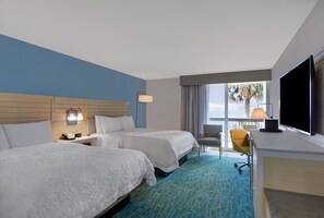 أغطية فراش متميزة وخزنة داخل الغرفة وملاءات أسرّة