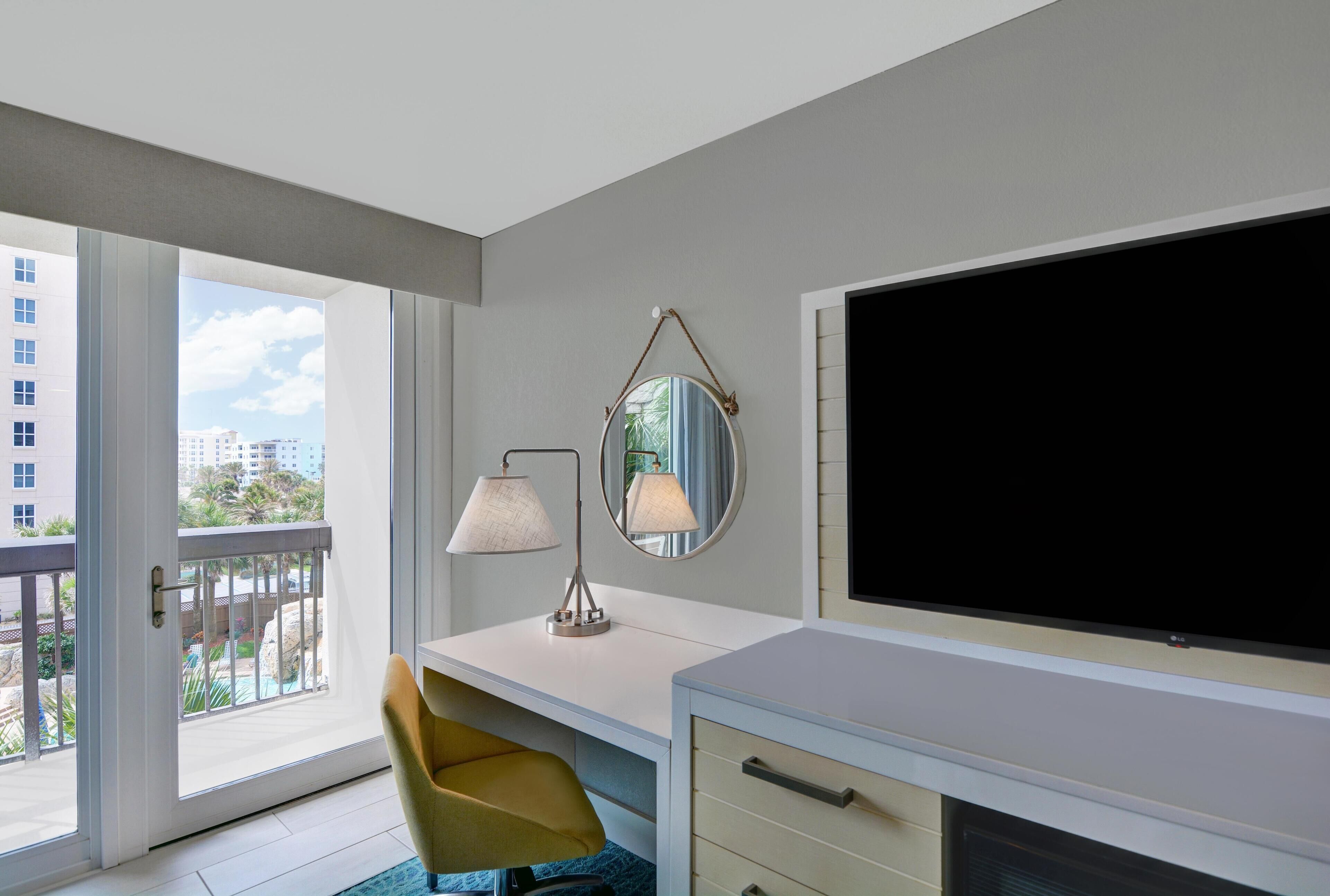 أغطية فراش متميزة وخزنة داخل الغرفة وملاءات أسرّة