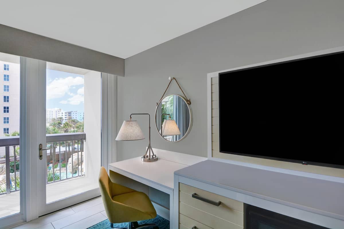 أغطية فراش متميزة وخزنة داخل الغرفة وملاءات أسرّة