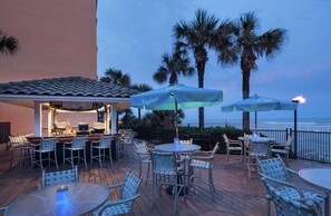 2 bars/lounges