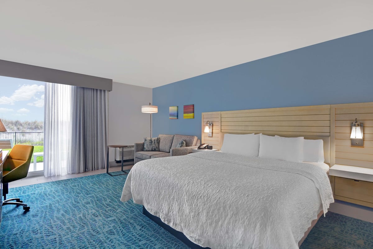 Premium bedding, in-room safe, bed sheets