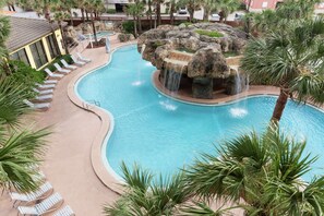 2 piscines extérieures, parasols de plage, chaises longues