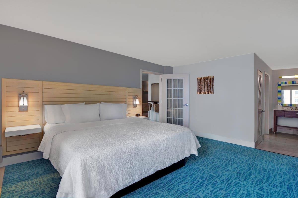 Suite, 1 très grand lit (Two Room Suite) | Literie de qualité supérieure, coffres-forts dans les chambres