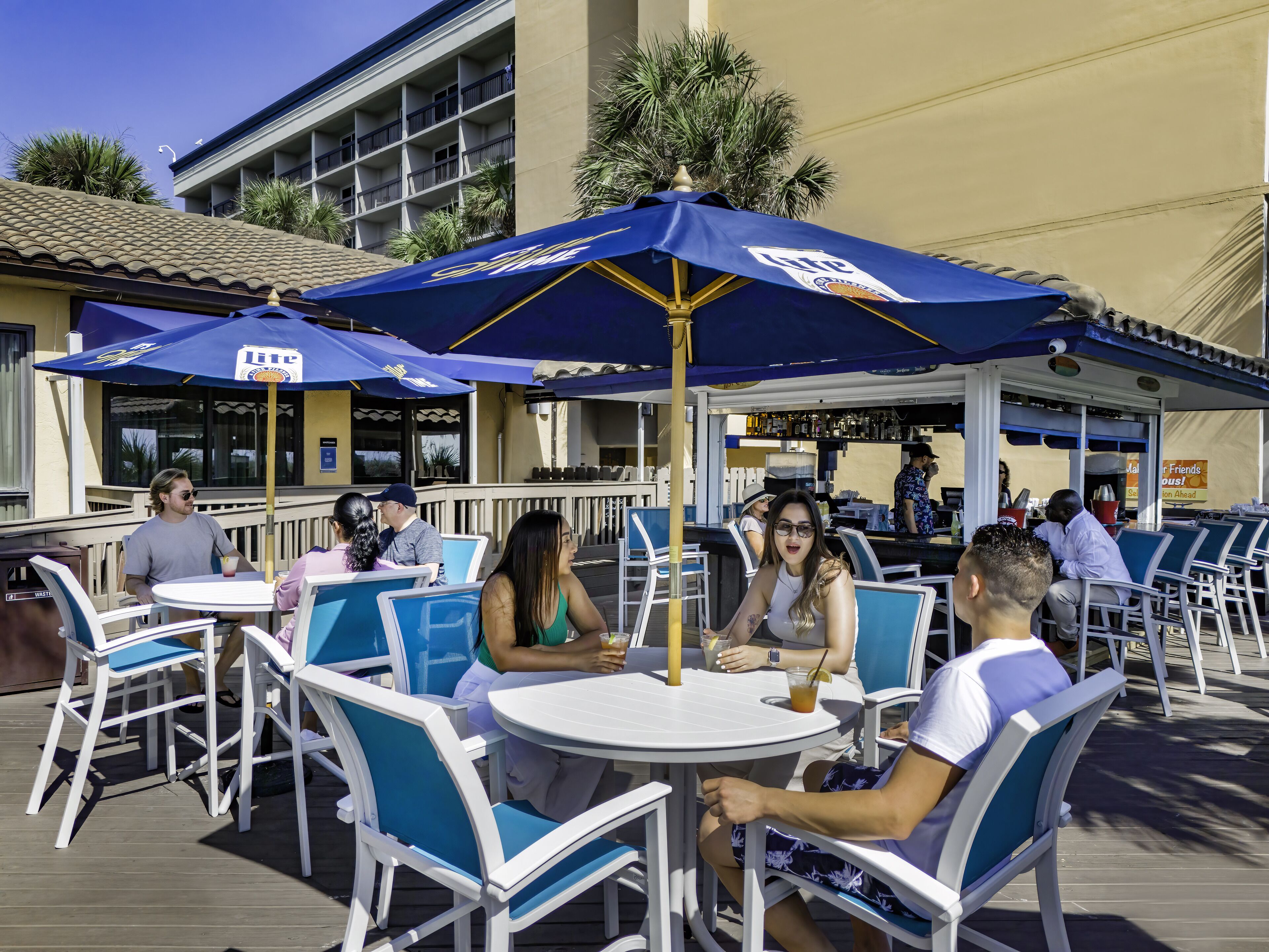 2 bars/lounges