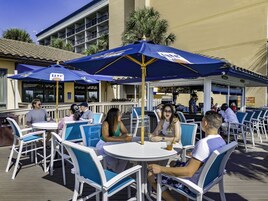 2 bars/lounges