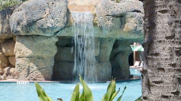 Una piscina al aire libre, sillones reclinables de piscina