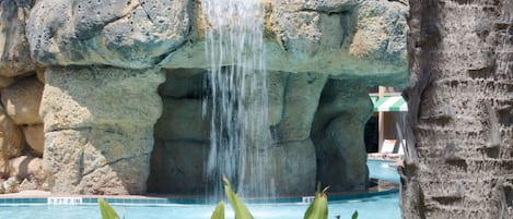 Piscine extérieure, chaises longues