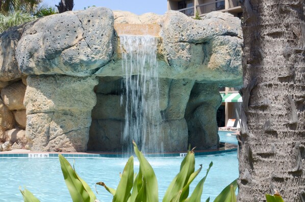 Una piscina al aire libre, tumbonas