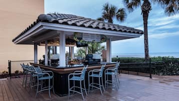 2 bars/lounges