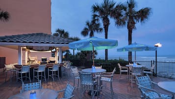2 bars/lounges