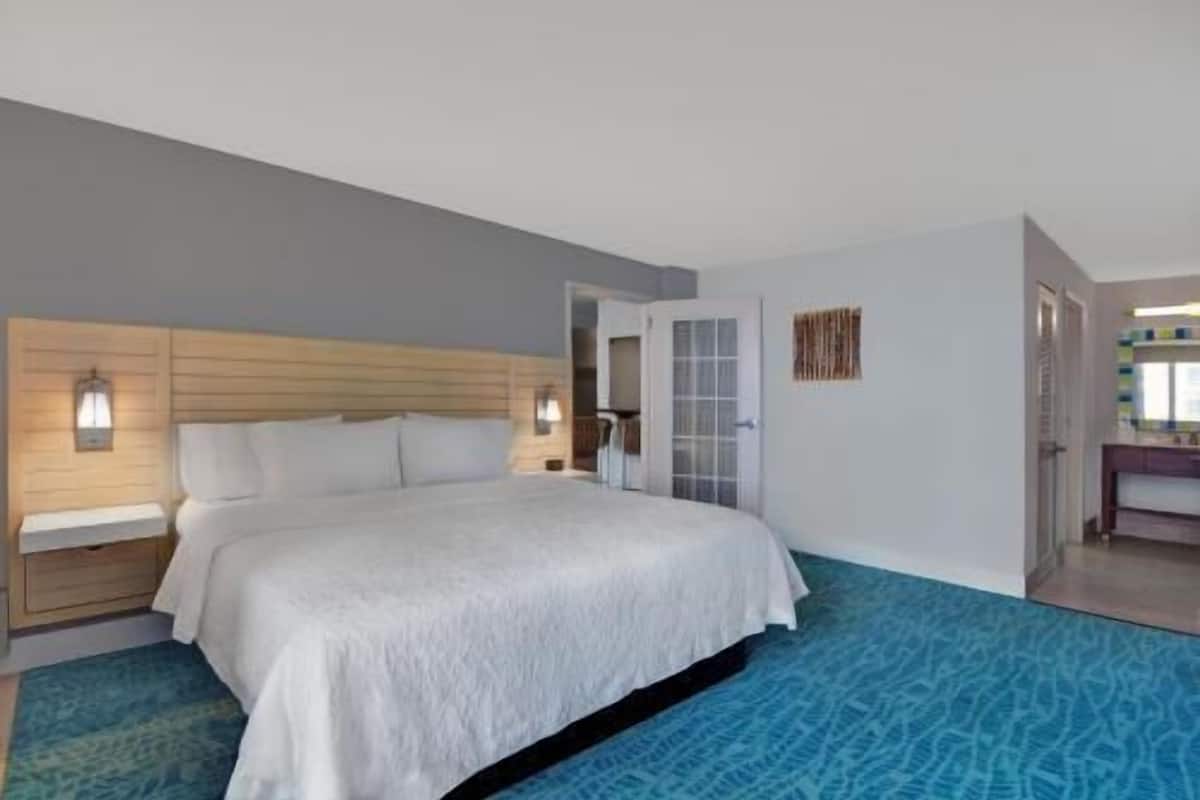 Premium bedding, in-room safe, bed sheets