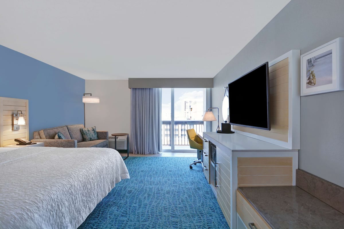 Premium bedding, in-room safe, bed sheets