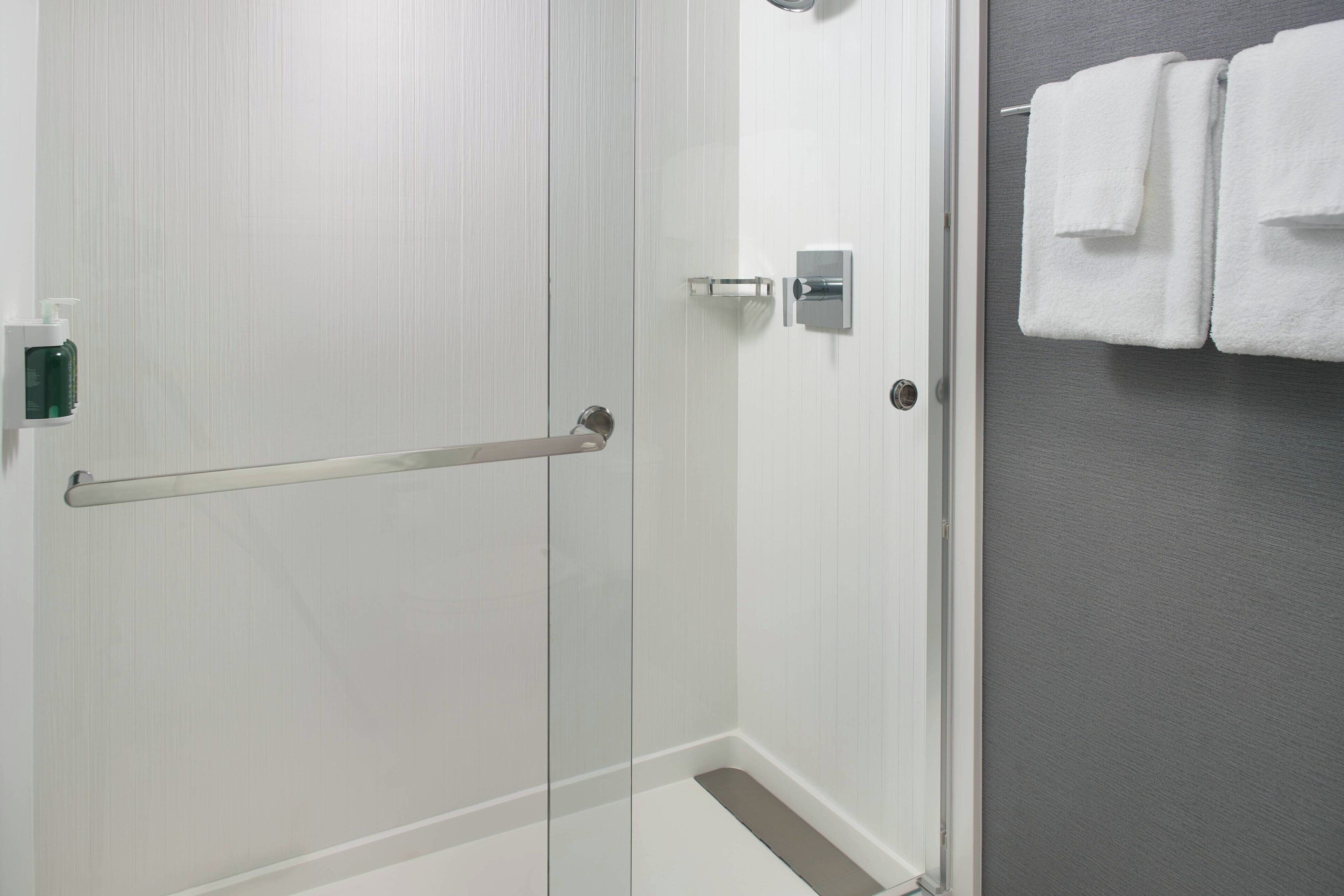 combined shower/bathtub, free toiletries, hair dryer, towels