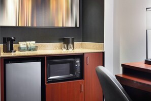 Roupas de cama premium, cofres nos quartos, escrivaninha