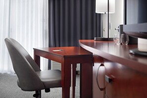 Premium bedding, in-room safe, desk, blackout curtains - Courtyard by Marriott Raleigh Midtown (Raleigh)