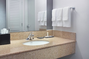 Combined shower/bathtub, free toiletries, hair dryer, towels