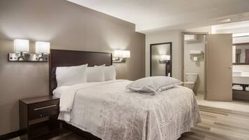 Suite Premium, dapur kecil (Upgraded Bedding & Snack/3 Queen Beds) | Meja kerja, tirai kedap cahaya, Wi-Fi gratis, dan seprai linen