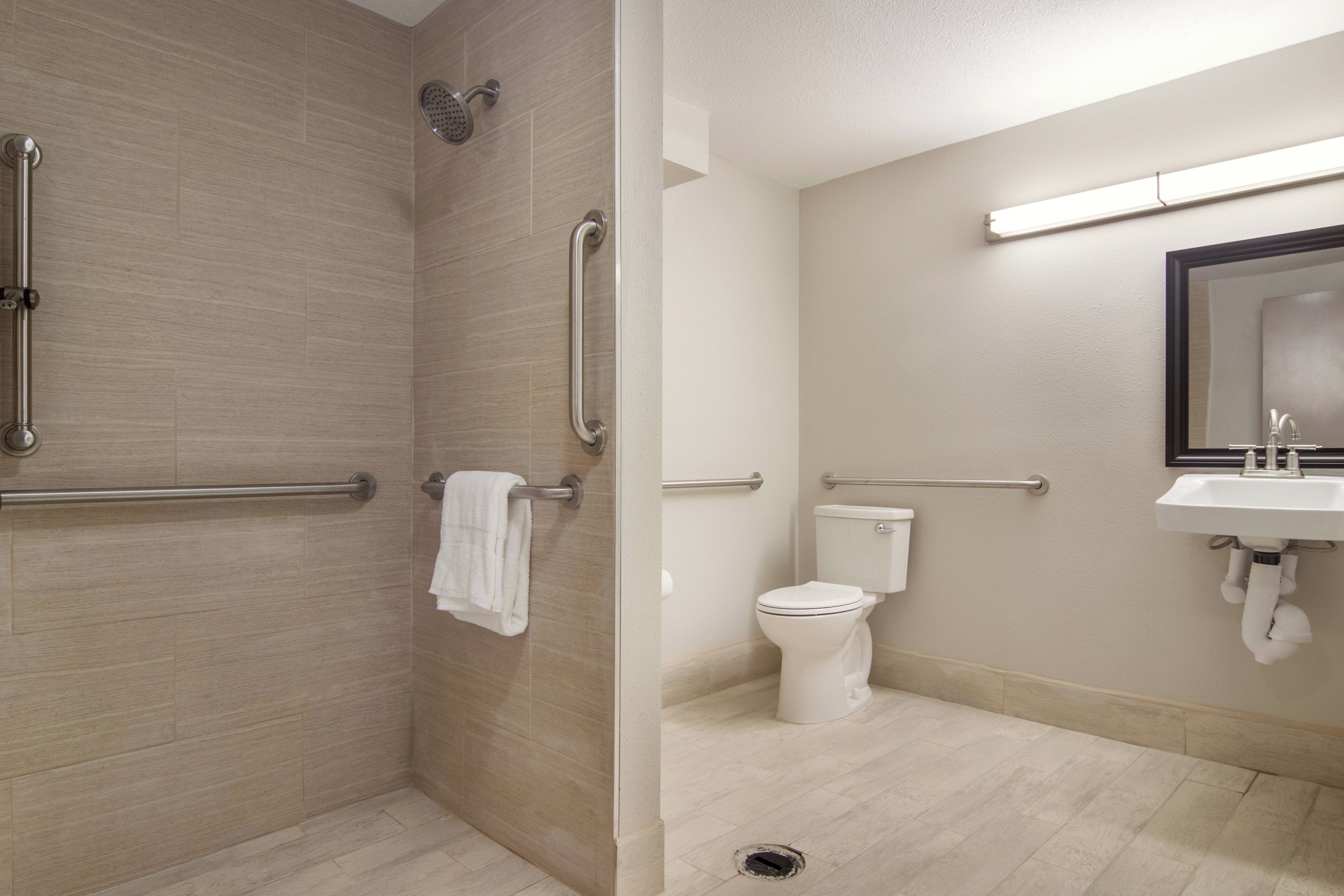 Une salle de bain moderne équipée d’une douche, de toilettes et d’un lavabo.
