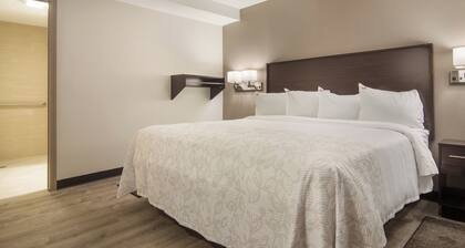 Red Roof Inn PLUS+ & Suites Erie