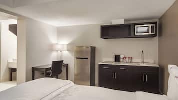 Premium Suite, Kitchenette (Upgraded Bedding & Snack/3 Queen Beds) | Private kitchenette | Fridge, microwave