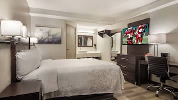 Suite, Kitchenette (Smoke Free, 3 Queen Beds)