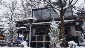 Karaoke bar - Crystal Lodge (Whistler)