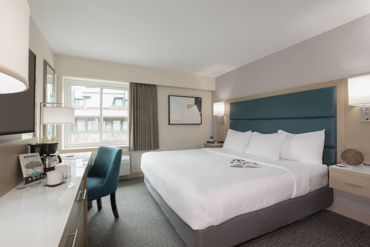 Crystal King Room | 1 bedroom, hypo-allergenic bedding, pillow-top beds, minibar