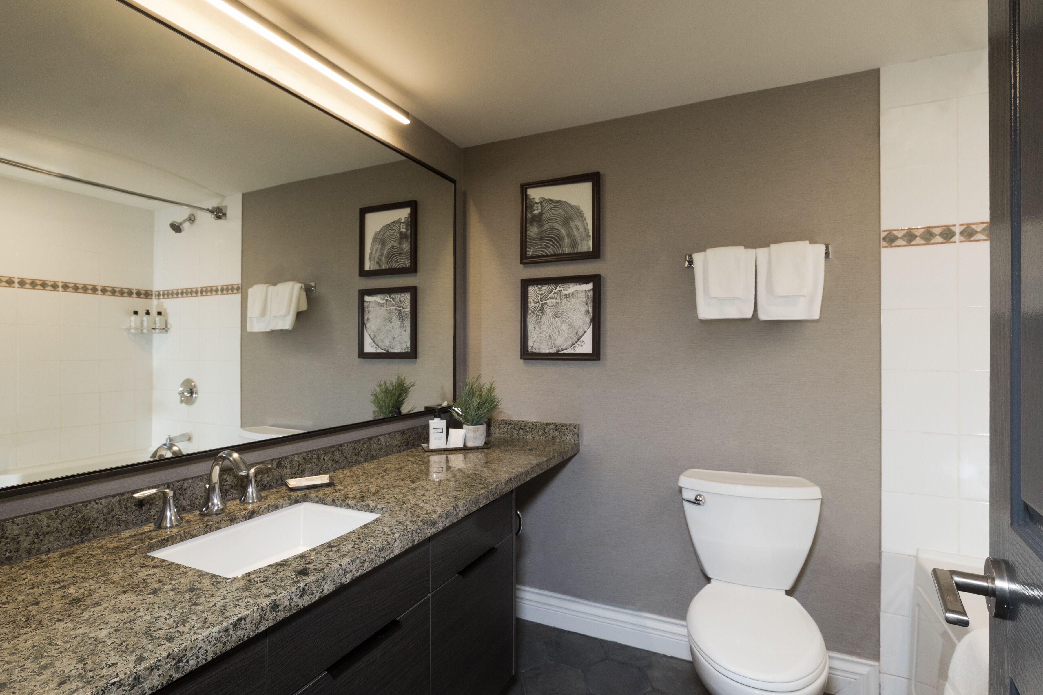 3 bedroom suite | bathroom | combined shower/bathtub, deep-soaking bathtub, free toiletries