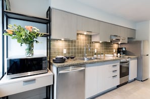 Suite, 3 chambres | Coin cuisine privé | Réfrigérateur, cafetière/bouilloire