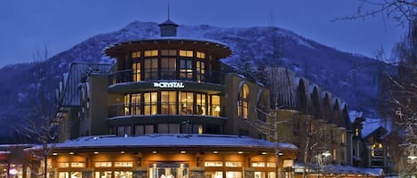 Bagian depan properti - sore/malam