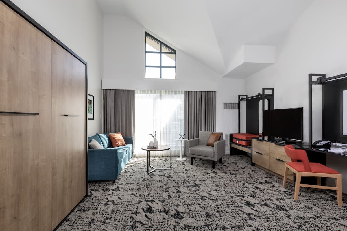Loft Suite Sleeps 6 | 1 bedroom, hypo-allergenic bedding, pillow-top beds, minibar