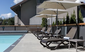 Piscine extérieure, piscine chauffée, chaises longues