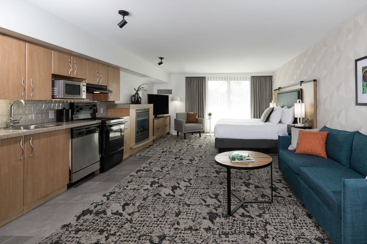 Junior Studio Suite | 1 bedroom, hypo-allergenic bedding, pillow-top beds, minibar