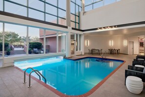 Una piscina cubierta, una piscina al aire libre