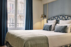 Classic Room | In-room safe, soundproofing, iron/ironing board, free WiFi - Hôtel Etoile Saint Ferdinand by Happyculture (Paris)