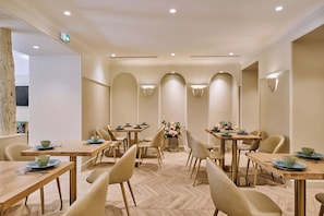 Tägliches Frühstücksbuffet (14 EUR pro Person)