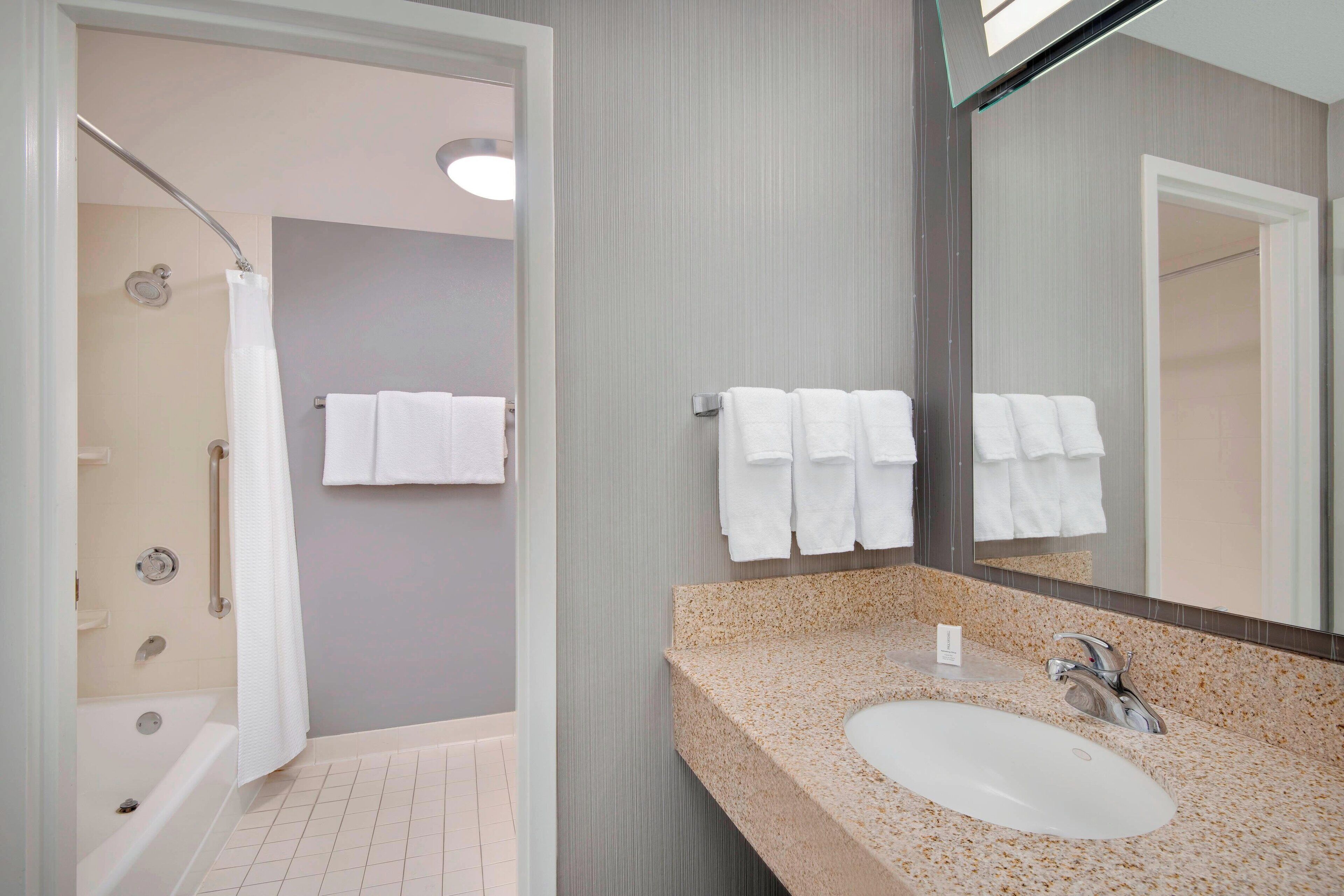 Photo - Courtyard by Marriott Savannah Midtown