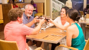 2 restaurants; ze serveren er ontbijt, lunch en diner 